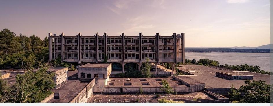 Haludovo Virtual Ruin Hotel Bungaloos Apartments And Camping, International Cooperation And Assistance For Rebirth Baracska エクステリア 写真