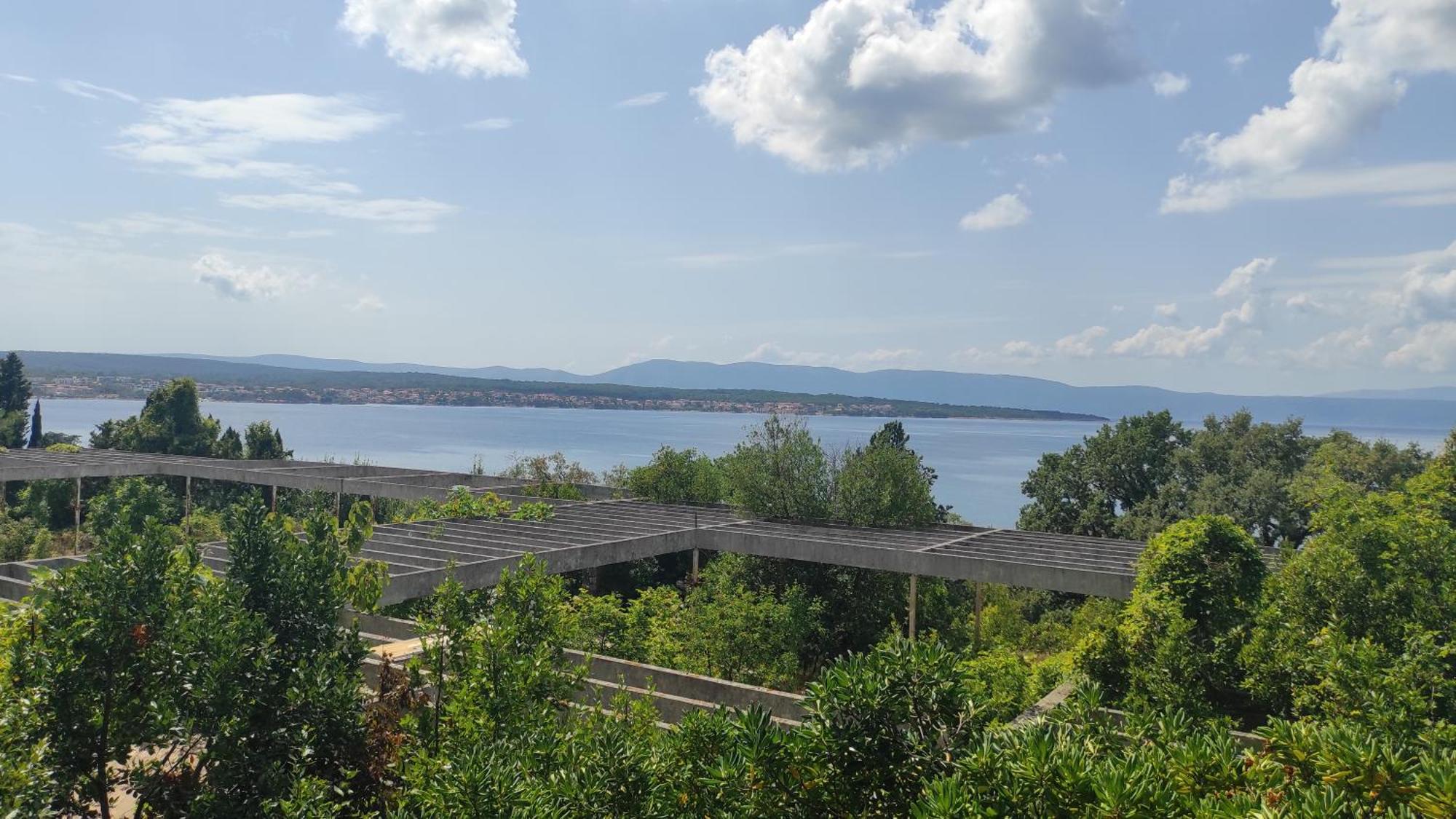Haludovo Virtual Ruin Hotel Bungaloos Apartments And Camping, International Cooperation And Assistance For Rebirth Baracska エクステリア 写真
